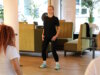 Tanzpädagogin Yuliia Arismyatova leitet ehrenamtlich die FlexiWomen-Gruppe bei den Helfenden Schirmen – mit einem abwechslungsreichen Programm aus Stretching, Tanz und Bewegung. (Foto: © Bastian Glumm)