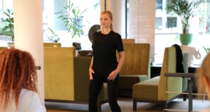 Tanzpädagogin Yuliia Arismyatova leitet ehrenamtlich die FlexiWomen-Gruppe bei den Helfenden Schirmen – mit einem abwechslungsreichen Programm aus Stretching, Tanz und Bewegung. (Foto: © Bastian Glumm)