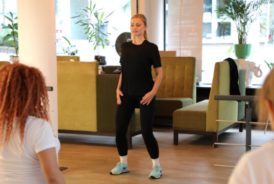 Tanzpädagogin Yuliia Arismyatova leitet ehrenamtlich die FlexiWomen-Gruppe bei den Helfenden Schirmen – mit einem abwechslungsreichen Programm aus Stretching, Tanz und Bewegung. (Foto: © Bastian Glumm)
