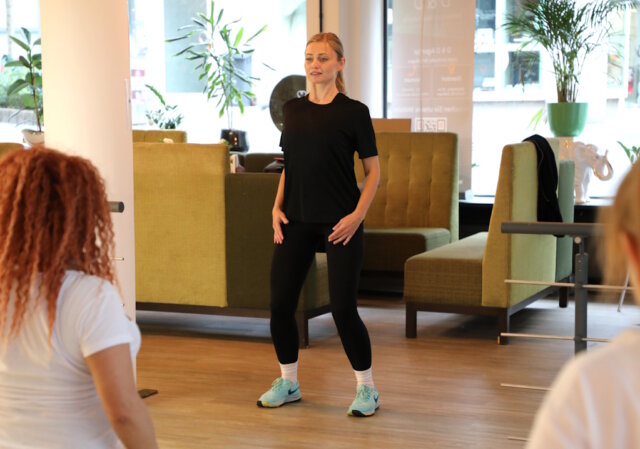 helfende-schirme-flexiwoman-2 Tanzpädagogin Yuliia Arismyatova leitet ehrenamtlich die FlexiWomen-Gruppe bei den Helfenden Schirmen – mit einem abwechslungsreichen Programm aus Stretching, Tanz und Bewegung. (Foto: © Bastian Glumm)