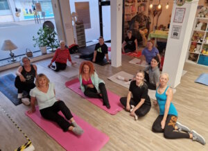 Das Leitungsteam von FlexiWomen: Ganz rechts Svitlana Glumm, links daneben Tanzpädagogin Yuliia Arismyatova, gemeinsam mit Teilnehmerinnen des Kurses. (Foto: © Bastian Glumm)