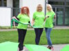 Agnieszka Moranska-Röder (li.), Olga Kuckshaus (mi.) und Svitlana Glumm vom Projekt „FlexiWoman“ des Vereins Helfende Schirme Solingen e.V. bereiten die Aktion „Grüne Welle – Gemeinsam gegen Krebs“ vor, die am 19. Oktober im Südpark Solingen stattfindet. (Foto: © Bastian Glumm)