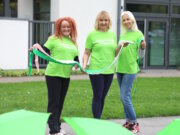 Agnieszka Moranska-Röder (li.), Olga Kuckshaus (mi.) und Svitlana Glumm vom Projekt „FlexiWoman“ des Vereins Helfende Schirme Solingen e.V. bereiten die Aktion „Grüne Welle – Gemeinsam gegen Krebs“ vor, die am 19. Oktober im Südpark Solingen stattfindet. (Foto: © Bastian Glumm)