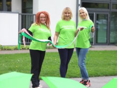Agnieszka Moranska-Röder (li.), Olga Kuckshaus (mi.) und Svitlana Glumm vom Projekt „FlexiWoman“ des Vereins Helfende Schirme Solingen e.V. bereiten die Aktion „Grüne Welle – Gemeinsam gegen Krebs“ vor, die am 19. Oktober im Südpark Solingen stattfindet. (Foto: © Bastian Glumm)