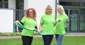 Agnieszka Moranska-Röder (li.), Olga Kuckshaus (mi.) und Svitlana Glumm vom Projekt „FlexiWoman“ des Vereins Helfende Schirme Solingen e.V. bereiten die Aktion „Grüne Welle – Gemeinsam gegen Krebs“ vor, die am 19. Oktober im Südpark Solingen stattfindet. (Foto: © Bastian Glumm)