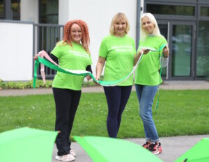 Agnieszka Moranska-Röder (li.), Olga Kuckshaus (mi.) und Svitlana Glumm vom Projekt „FlexiWoman“ des Vereins Helfende Schirme Solingen e.V. bereiten die Aktion „Grüne Welle – Gemeinsam gegen Krebs“ vor, die am 19. Oktober im Südpark Solingen stattfindet. (Foto: © Bastian Glumm)