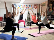 Helfende Schirme: Mit „FlexiWoman“ auch 2026 in Bewegung Gemeinsame Bewegung in der Gruppe: Teilnehmerinnen des Angebots „FlexiWoman“ trainieren in ruhiger Atmosphäre Kraft, Balance und Körpergefühl. (Foto: © Yuliia Arismyatova)