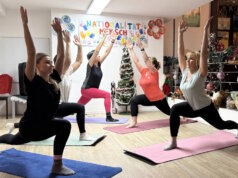 Helfende Schirme: Mit „FlexiWoman“ auch 2026 in Bewegung Gemeinsame Bewegung in der Gruppe: Teilnehmerinnen des Angebots „FlexiWoman“ trainieren in ruhiger Atmosphäre Kraft, Balance und Körpergefühl. (Foto: © Yuliia Arismyatova)