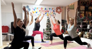 Helfende Schirme: Mit „FlexiWoman“ auch 2026 in Bewegung Gemeinsame Bewegung in der Gruppe: Teilnehmerinnen des Angebots „FlexiWoman“ trainieren in ruhiger Atmosphäre Kraft, Balance und Körpergefühl. (Foto: © Yuliia Arismyatova)