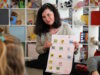 Tetiana Zabavliaieva bei der ehrenamtlichen Kinderbetreuung im Verein Helfende Schirme Solingen. Mit viel Einfühlungsvermögen und Erfahrung gestaltet die erfahrene Pädagogin jeden Mittwoch ein liebevolles Programm für die Kinder. (Foto: © Bastian Glumm)