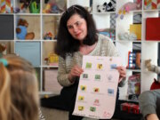 Tetiana Zabavliaieva bei der ehrenamtlichen Kinderbetreuung im Verein Helfende Schirme Solingen. Mit viel Einfühlungsvermögen und Erfahrung gestaltet die erfahrene Pädagogin jeden Mittwoch ein liebevolles Programm für die Kinder. (Foto: © Bastian Glumm)