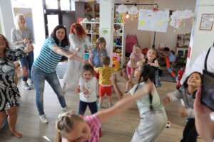 Volles Haus bei den Helfenden Schirmen an der Linkgasse: Fast 40 Kinder kamen vergangenen Mittwoch zur Kinderbetreuung. Pädagogin Tetiana Zabavliaieva (3.v.li) wird von engagierten Frauen bei ihrer ehrenamtlichen Arbeit unterstützt. (Foto: © Bastian Glumm)