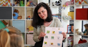 Tetiana Zabavliaieva bei der ehrenamtlichen Kinderbetreuung im Verein Helfende Schirme Solingen. Mit viel Einfühlungsvermögen und Erfahrung gestaltet die erfahrene Pädagogin jeden Mittwoch ein liebevolles Programm für die Kinder. (Foto: © Bastian Glumm)