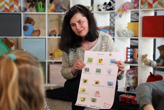 Tetiana Zabavliaieva bei der ehrenamtlichen Kinderbetreuung im Verein Helfende Schirme Solingen. Mit viel Einfühlungsvermögen und Erfahrung gestaltet die erfahrene Pädagogin jeden Mittwoch ein liebevolles Programm für die Kinder. (Foto: © Bastian Glumm)