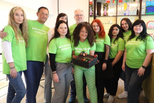 Am Samstag eröffnete der Verein "Helfende Schirme Solingen" an der Linkgasse seinen neuen Anlaufpunkt. Vereinsvorsitzende Agnieszka Moranska-Röder (mi.) im Kreise der Ehrenamtlichen. (Foto: © Bastian Glumm)