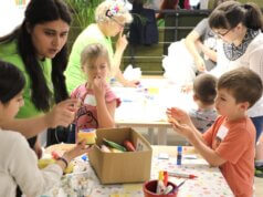 Bunter Kindertag bei den "Helfenden Schirmen": Kreatives Programm, Kinderschminken & Kuchen sorgten für strahlende Kinderaugen. (Foto: © Bastian Glumm)