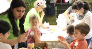 Bunter Kindertag bei den "Helfenden Schirmen": Kreatives Programm, Kinderschminken & Kuchen sorgten für strahlende Kinderaugen. (Foto: © Bastian Glumm)