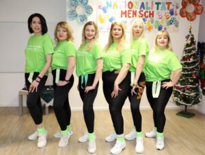 Die Tanzformation der Sportgruppe "FlexiWoman" präsentierte zur Nikolausfeier eine Choreografie, für die die Frauen zwei Monate lang intensiv geübt hatten. (Foto: © Bastian Glumm)