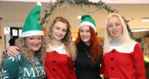 Freuten sich über eine gelungene Nikolausfeier am vergangenen Samstag: v.li. Agnieszka Moranska-Röder, Yuliia Arismyatova, Iryna Kohut-Harvanko und Svitlana Glumm von den "Helfenden Schirmen Solingen". (Foto: © Bastian Glumm)