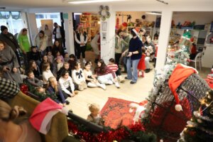 Volles Haus bei der Nikolausfeier der "Helfenden Schirme" am vergangenen Samstag. (Foto: © Bastian Glumm)
