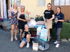 Engagieren sich im Verein "Helfende Schirme Solingen": v.li. Iuliia Kuznietsova, Agnieszka Moranska-Röder, Vira Sulima und Nicole Dorner. Vorne: Lili Dorner. (Foto: © Bastian Glumm)
