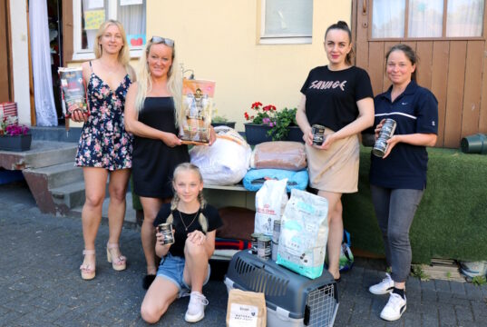 Engagieren sich im Verein "Helfende Schirme Solingen": v.li. Iuliia Kuznietsova, Agnieszka Moranska-Röder, Vira Sulima und Nicole Dorner. Vorne: Lili Dorner. (Foto: © Bastian Glumm)