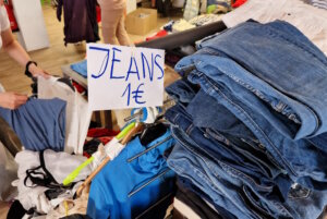 Kleidung zum kleinen Preis: Bei den Helfenden Schirmen gibt es zum Zöppkesmarkt unter anderem gut erhaltene Jeans bereits für einen Euro. (Foto: © Bastian Glumm)