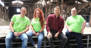 Der Verein Helfende Schirme Solingen gestaltet am 12. Juli einen Ukraine-Tag bei "urban utopia". Freuen sich darauf: v.li. Peter-Paul Delows und Agnieszka Moranska-Röder vom Verein Helfende Schirme Solingen, Max Gehrmann vom veranstaltenden FSI Forum und Salvatore Scianna (Helfende Schirme). (Foto: © Bastian Glumm)