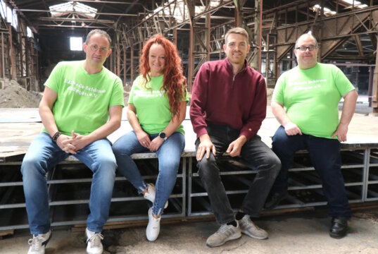 Der Verein Helfende Schirme Solingen gestaltet am 12. Juli einen Ukraine-Tag bei "urban utopia". Freuen sich darauf: v.li. Peter-Paul Delows und Agnieszka Moranska-Röder vom Verein Helfende Schirme Solingen, Max Gehrmann vom veranstaltenden FSI Forum und Salvatore Scianna (Helfende Schirme). (Foto: © Bastian Glumm)