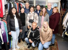 Vor zwei Jahren begann der russische Angriffskrieg gegen die Ukraine. Zu mehreren Aktionen und Veranstaltungen laden die Ehrenamtlichen des Vereins "Helfende Schirme Solingen" um seine Vorsitzende Agnieszka Moranska-Röder (hockend, mi.) gemeinsam mit dem Verein "Trans Europa" ein. (Archivfoto: © Bastian Glumm)