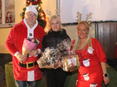 Freuen sich über eine gelungene Weihnachtsfeier: Iuliia Kuznietsova (mi.) und Agnieszka Moranska-Röder mit Krzysztof Zajac vom Verein "Helfende Schirme Solingen e.V.". (Foto: © Bastian Glumm)