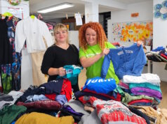 Zöppkesmarkt: Drei Tage stöbern bei den Helfenden Schirmen Gut erhaltene Kleidung zum kleinen Preis: Beim Zöppkesmarkt öffnen die Helfenden Schirme ihre Anlaufstelle an allen drei Tagen für Besucher. (Foto: © Helfende Schirme)