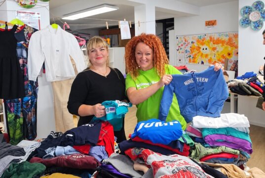 Gut erhaltene Kleidung zum kleinen Preis: Beim Zöppkesmarkt öffnen die Helfenden Schirme ihre Anlaufstelle an allen drei Tagen für Besucher. (Foto: © Helfende Schirme)