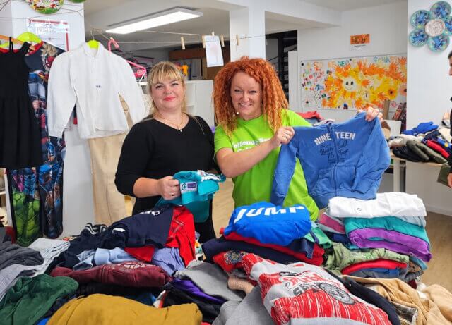 Gut erhaltene Kleidung zum kleinen Preis: Beim Zöppkesmarkt öffnen die Helfenden Schirme ihre Anlaufstelle an allen drei Tagen für Besucher. (Foto: © Helfende Schirme)