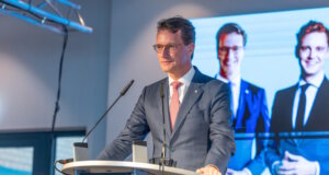 Wenige Tage vor der Stichwahl um das Amt des Oberbürgermeisters hat NRW-Ministerpräsident Hendrik Wüst (CDU) am Dienstagabend die Klingenstadt besucht. (Foto: © CDU Solingen)