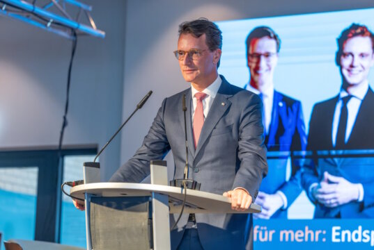 Wenige Tage vor der Stichwahl um das Amt des Oberbürgermeisters hat NRW-Ministerpräsident Hendrik Wüst (CDU) am Dienstagabend die Klingenstadt besucht. (Foto: © CDU Solingen)