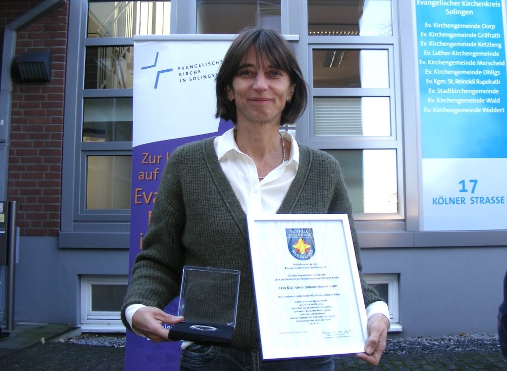 Simone Henn-Pausch ist Koordinatorin der Notfallseelsorge der Evangelischen Kirche in Solingen. Sie wurde jetzt mit einer Verdienstmedaille geehrt. (Foto: © Ev. Kirche Solingen)
