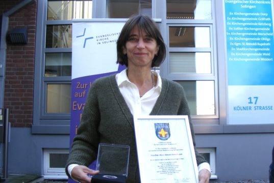 Simone Henn-Pausch ist Koordinatorin der Notfallseelsorge der Evangelischen Kirche in Solingen. Sie wurde jetzt mit einer Verdienstmedaille geehrt. (Foto: © Ev. Kirche Solingen)