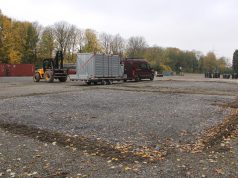 Rund 600 Menschen fanden in den elf Leichtbauhallen des "Henry-Dunant-Dorfes" Platz. Diese sind inzwischen abgebaut. Letzte Aufräumarbeiten laufen derzeit an der Monhofer Straße. (Foto: © Tim Oelbermann)