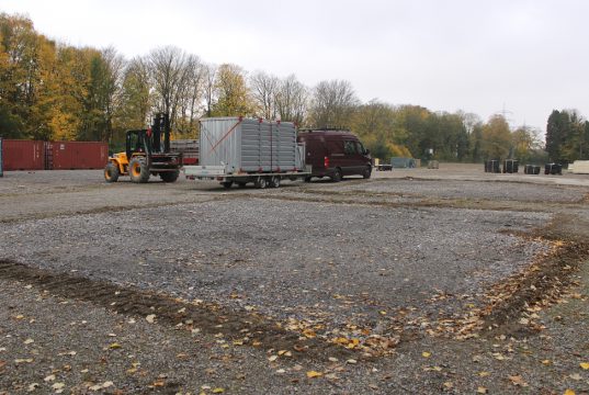 Rund 600 Menschen fanden in den elf Leichtbauhallen des "Henry-Dunant-Dorfes" Platz. Diese sind inzwischen abgebaut. Letzte Aufräumarbeiten laufen derzeit an der Monhofer Straße. (Foto: © Tim Oelbermann)