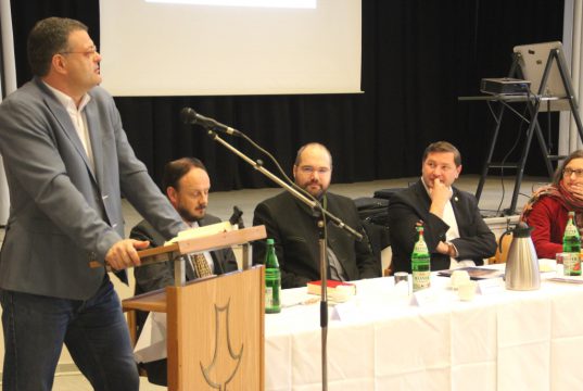 Über „Christ-Sein in Zeiten des Dialogs“ berieten am Wochenende rund 70 stimmberechtigte Delegierte und Gäste, die zur Herbsttagung der Synode des Evangelischen Kirchenkreises Solingen zusammengekommen waren. Pfarrer Bernd Reinzhagen (li.) am Rednerpult. (Foto: © B. Glumm)