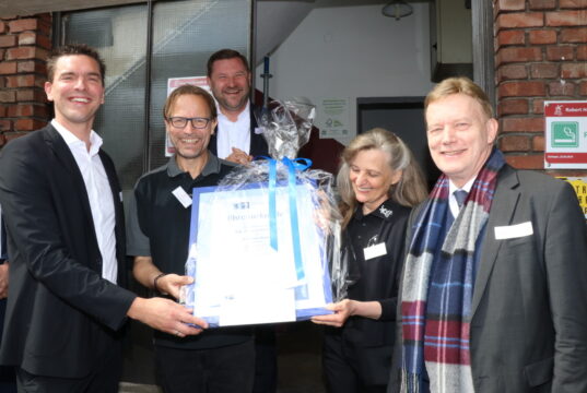 Feierten am Freitag gemeinsam 150 Jahre Windmühlenmesser-Manufaktur: v.li. IHK-Präsident Henner Pasch, Geschäftsführer Frank Daniel Herder, Oberbürgermeister Tim Kurzbach, Geschäftsführerin Giselheid Herder-Scholz und IHK-Hauptgeschäftsführer Michael Wenge. (Foto: © Bastian Glumm)