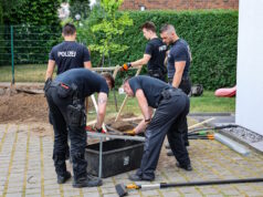 Am Dienstag fand die Polizei in einem Garten an der Heresbachstraße Knochenfragmente. Der Fund geht auf einen Vermisstenfall von 1990 zurück. (Foto: © Tim Oelbermann)