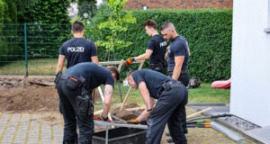 Am Dienstag fand die Polizei in einem Garten an der Heresbachstraße Knochenfragmente. Der Fund geht auf einen Vermisstenfall von 1990 zurück. (Foto: © Tim Oelbermann)