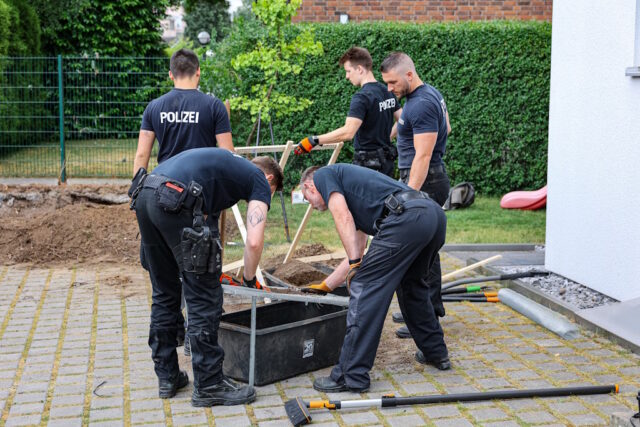 Am Dienstag fand die Polizei in einem Garten an der Heresbachstraße Knochenfragmente. Der Fund geht auf einen Vermisstenfall von 1990 zurück. (Foto: © Tim Oelbermann)
