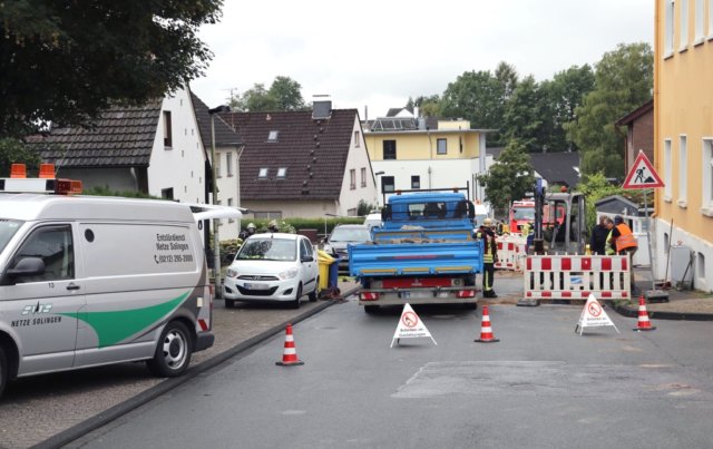 Fast 18 Stunden war die Feuerwehr auf der Herzogstraße in Merscheid im Einsatz, da die Stadtwerke dort auf der Suche nach einem Gasleck waren. (Foto: © Das SolingenMagazin)