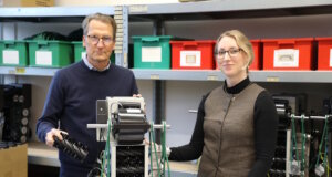 HEUTE-Geschäftsführer Christian Löwe und Unternehmenssprecherin Sandra Kohlhause in der Fertigung des Unternehmens: In Solingen werden die unterschiedlichen Reinigungssysteme montiert und weiterentwickelt. (Foto: © Bastian Glumm)