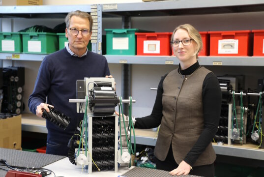 HEUTE-Geschäftsführer Christian Löwe und Unternehmenssprecherin Sandra Kohlhause in der Fertigung des Unternehmens: In Solingen werden die unterschiedlichen Reinigungssysteme montiert und weiterentwickelt. (Foto: © Bastian Glumm)