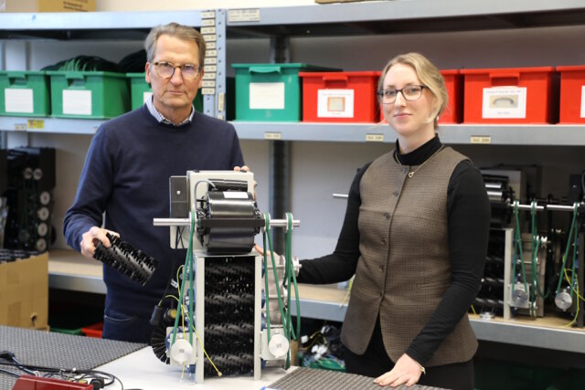 HEUTE-Geschäftsführer Christian Löwe und Unternehmenssprecherin Sandra Kohlhause in der Fertigung des Unternehmens: In Solingen werden die unterschiedlichen Reinigungssysteme montiert und weiterentwickelt. (Foto: © Bastian Glumm)