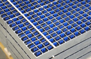 Ein ProfilGate-Rost mit schräg gestellten Bürstenleisten: Beim Überfahren entsteht eine mechanische Scherwirkung, die Schmutzpartikel aus Reifen- und Rollenprofilen herausarbeitet. (Foto: © Bastian Glumm)